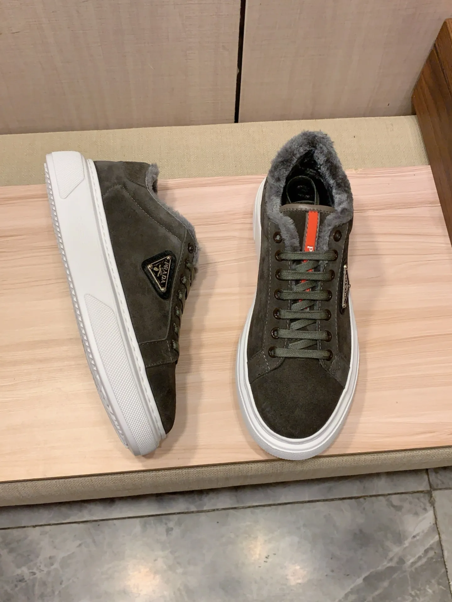 Warm new model: Factory price: 460💰💰🎩🎩[Lightning][Lightning] "Prada Men's Shoes💰pRADA*" The latest and most popular casual shoes, top brand [seduce] luxury~purchase, top~quality. [Strong] The upper is made of imported breathable anti-wear material ➕ Breathable simulated fur feet (•) with fine workmanship. The original stylish and stylish soft rubber wear-resistant and non-slip outsole is light and comfortable on the feet. The real thing looks better when photographed in person. 0186: code: 38-44, 4️⃣ colors selected